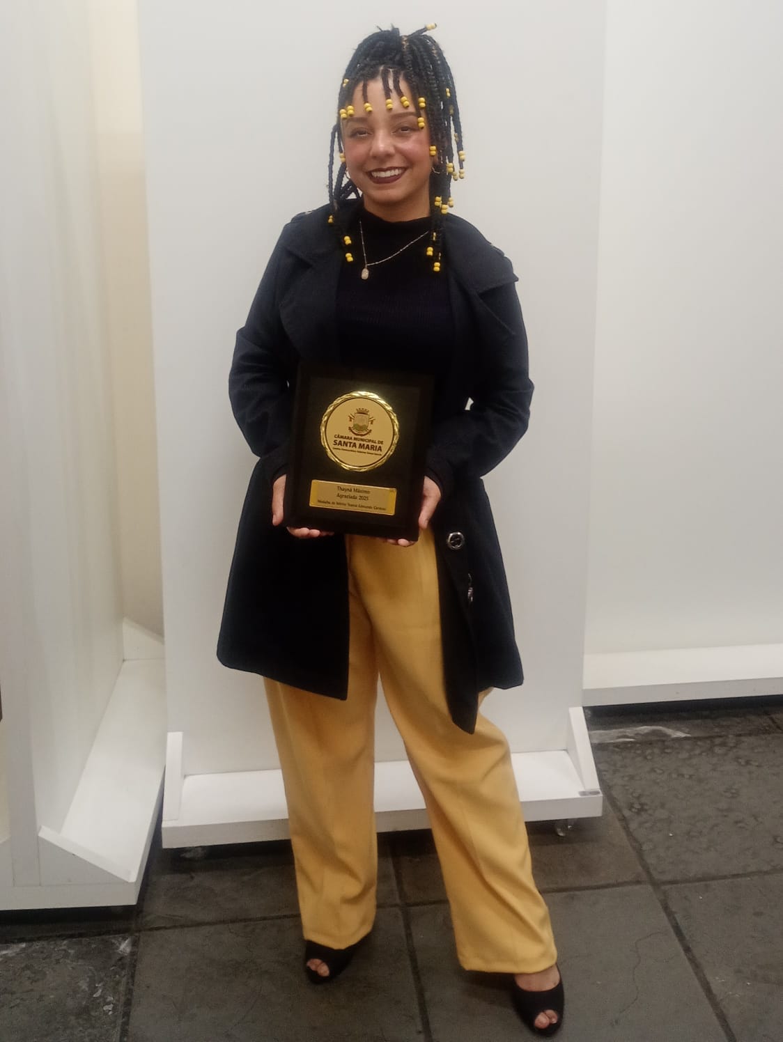 Atriz Thayná Máximo recebe Medalha de Mérito Teatral Edmundo Cardoso